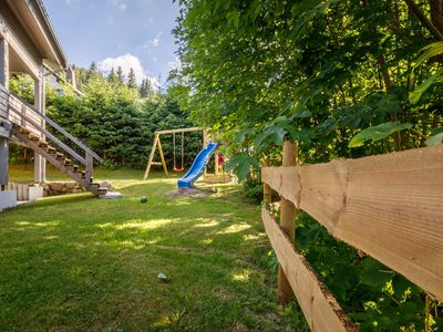 Garten mit Kinderspielplatz