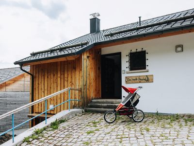 Geländegängiger Buggy steht in der Hauseigenen Garage bereit.