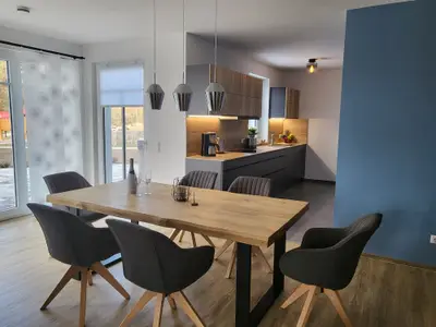 Essbereich mit moderner Küche