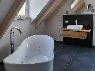 Bad mit  Whirlwanne und ebenerdiger Dusche OG