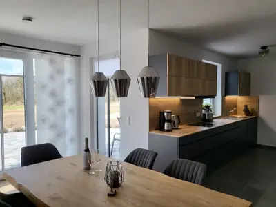 Essbereich mit moderner Küche