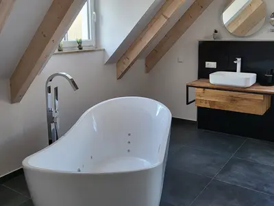 Bad OG mit Whirlwanne und ebenerdiger Dusche