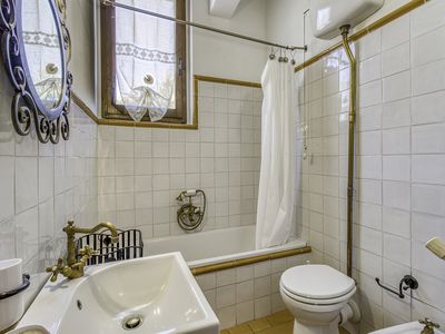 Badezimmer mit Badewanne