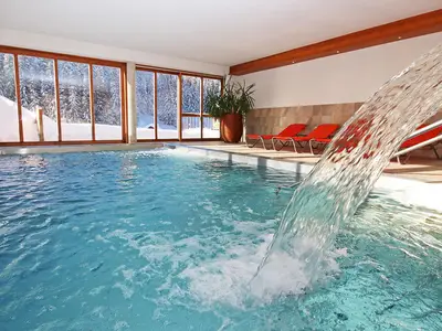 indoor Pool mit Panoramafenster
