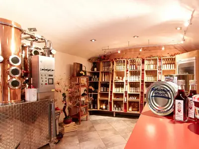Brennstube mit einer Auswahl an Edelbränden und Likören