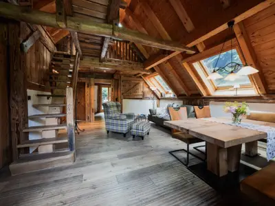 gemütlicher Wohnbereich im Ferienhaus Saustall auf dem Ramsteinerhof in Fischerbach