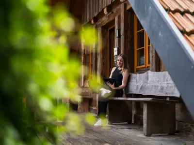 Rückzugsort Balkon um ein spannendes Buch zu lesen   Ramsteinerhof Fischerbach