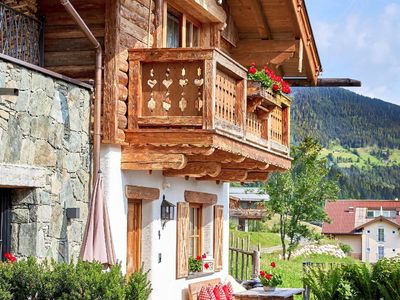 sonnige Terrasse vor jedem Chalet mit Grillplatz