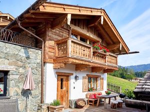 eigene Terrasse mit Grillplatz vor jedem Chalet