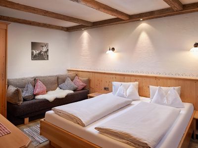 Doppelbett (90x200m, ohne Fußende) mit Schlafsofa (90x1,90m) und Badezimmer en suite