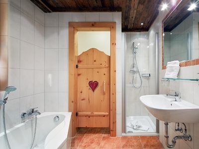 Badezimmer en suite mit Tageslicht/Dusche/Badewanne/Fön/Kosmetikspiegel/WC getrennt