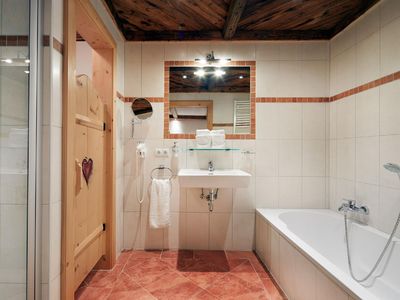 Badezimmer en suite mit Dusche/Badewanne/Fön/Kosmetikspiegel/WC getrennt