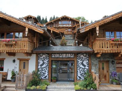 eigene Terrasse mit Grillplatz vor jedem Chalet