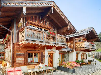 eigene Sonnenterrasse mit Grillplatz vor/neben jedem der Hütte