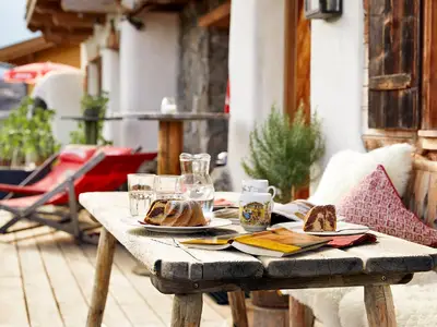 gemütliche Terrasse vor der Hütte