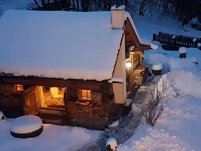 Hütte außen Nachtansicht von oben