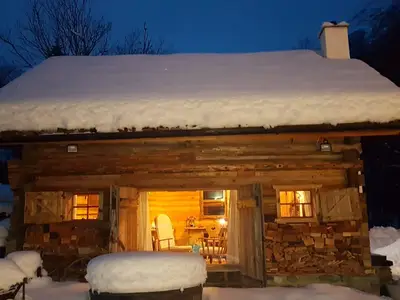 Hütte Winter Nacht mit blick in die Stube