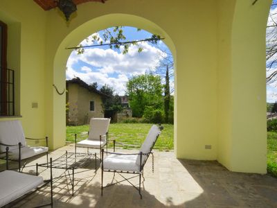 Die ausgestattete Loggia ist zum Garten hin offen