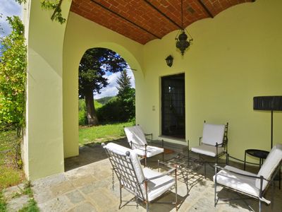 Die ausgestattete Loggia ist zum Garten hin offen