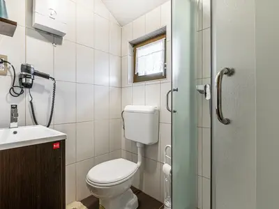 Badezimmer mit Dusche