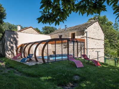 La piscine couverte de l'extérieur