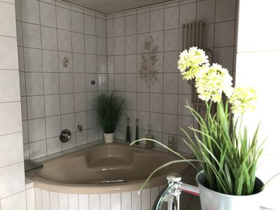 große Eckbadewanne