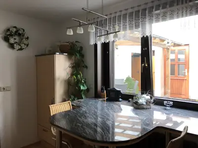 Küche mit Ausblick auf Terrasse