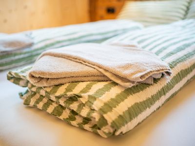 Schlafzimmer mit Handtücher und Bettwäsche