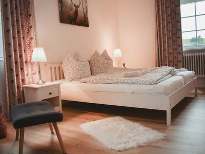 Schlafzimmer 1 mit Wandkamin