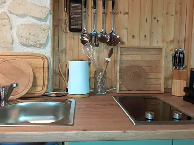 Küche mit 2 Kochplatten, Spüle, Mikrowelle