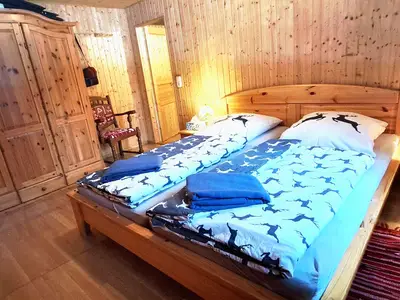 Schlafzimmer mit bequemen Doppelbett