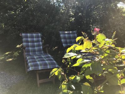 Garten. Die Sonnenliegen kann man sich auch in den Schatten ziehen