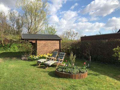 Garten. Gemütliches Plätzchen neben dem Gartenhäuschen