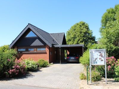 Außenansicht des Gebäudes. Stellplatz mit Carport