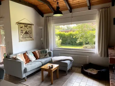 Garten. Die Sonnenliegen kann man sich auch in den Schatten ziehen