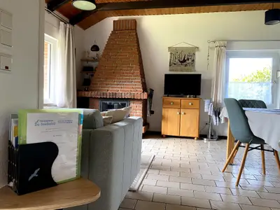 Gemütliche Couch mit Gartenblick