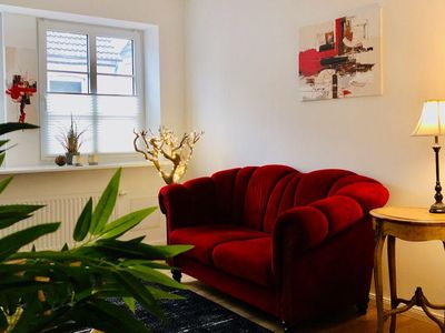 Wohnbereich. das kleine rote Sofa im Wohnbereich