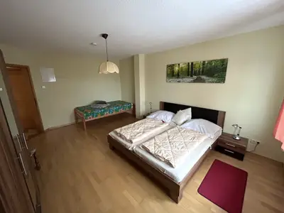 Schlafzimmer 1