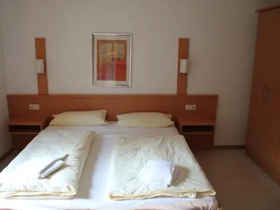 Schlafzimmer 1