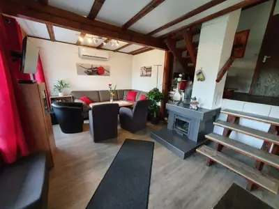 Wohnzimmer mit Kamin