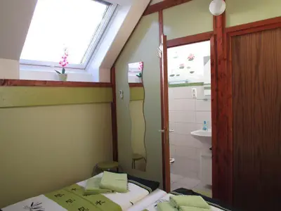 1. Schlafzimmer mit Zugang zum 2. WC