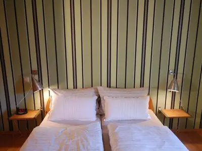 Schlafzimmer mit Doppelbett