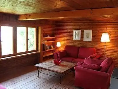 Wohnzimmer mit bequemen Sofas