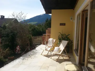 Terrasse mit Liegestühlen im Chalet Tyrol