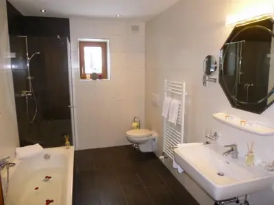 Badezimmer mit Dusche, Badewanne und Toilette