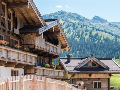 Chalets alle drei aussen Sommer