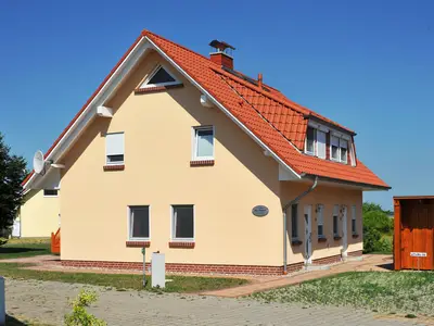 Eingänge und Parkplatz Hus Utkiek