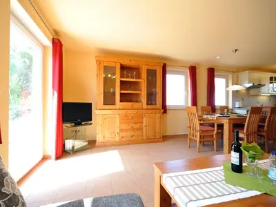 Wohnzimmer mit TV und Essbereich
