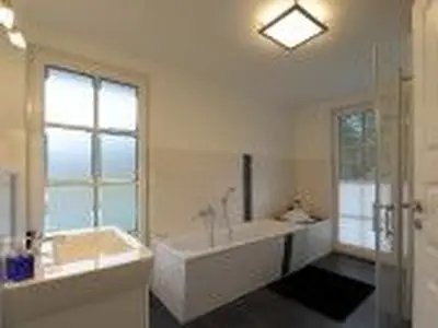 Bad mit Dusche und Badewanne im EG