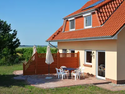 Terrasse ,mit Gartenmöbeln und Sonnenschirm